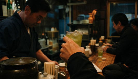お茶割り・緑茶ハイとは — 定義と由来、焼酎との違い、度数のはなし