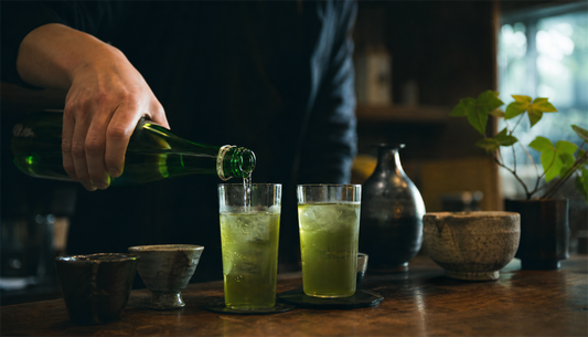 緑茶ハイとは？作り方の基本と、お茶のお酒なら水で割るだけという近道