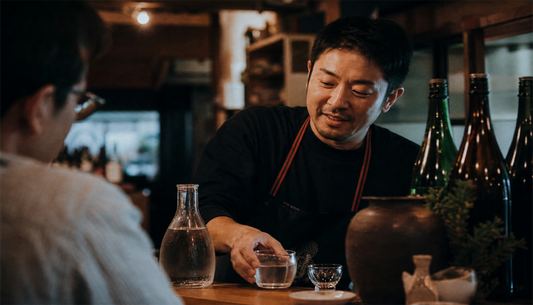 和らぎ水とは？ 日本酒のチェイサーの飲み方・量・タイミングを蔵元が解説